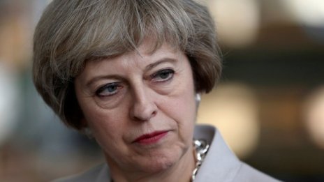 Тереза Мей бодро води към Brexit-а, прескача парламента