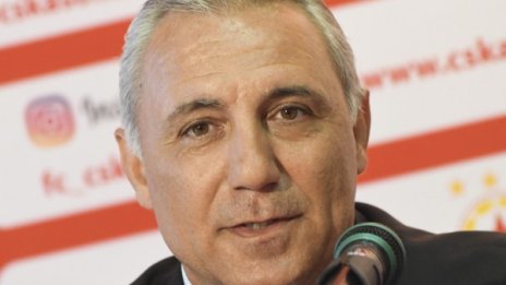 Стоичков нападна журналисти на сватбата на дъщеря си