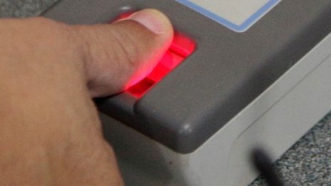 Половината болници с машинки за пръстов отпечатък 