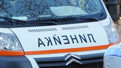 Пиян нападна екип на "Спешна помощ", потроши линейка
