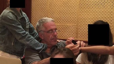 Скандалът "Епстийн": Снимки показват цитати от "Лолита" по телата на голи жени