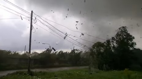 Торнадо в Русия: Трески, животни и кран във въздуха