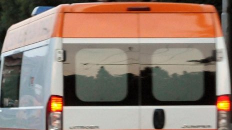 Кола се удари в камион, млад мъж загина 