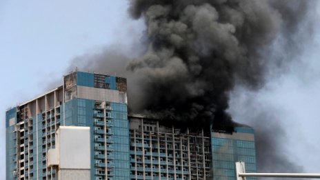 Пожар избухна в 28-етажна кула в строеж в Абу Даби