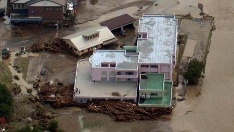 Над 10 души са загинали в Япония от тайфуна Лайънрок