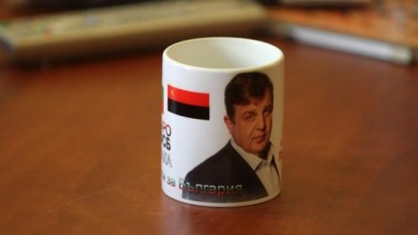 Ревизоро дари депутатите – чашки с ликовете им