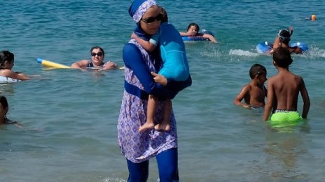 Повечето британци са "за" забрана на бурките