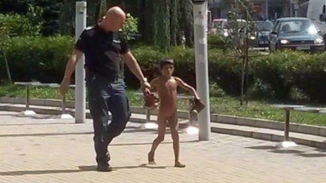 Полиция изведе голи ромчета от шадраван, били на баня