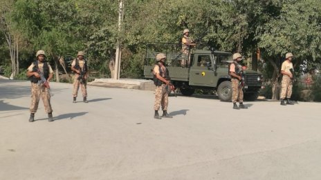 Бомбен атентат срещу съд в Пакистан взе 12 жертви