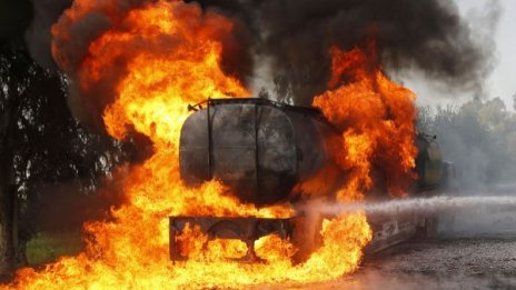 Десетки загинаха при удар на автобус и цистерна в Афганистан