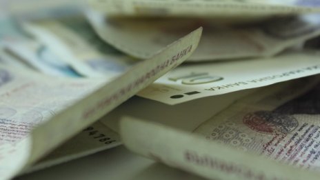 И пак летят пари от балконите, този път &ndash; 10 бона