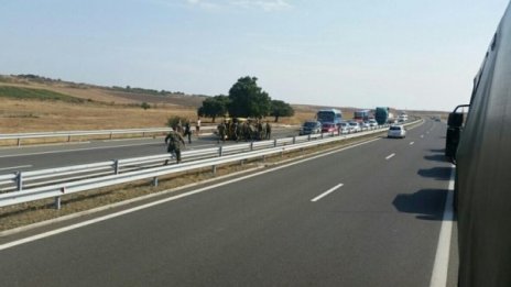 Военни видяха катастрофа с бус, спряха да помагат