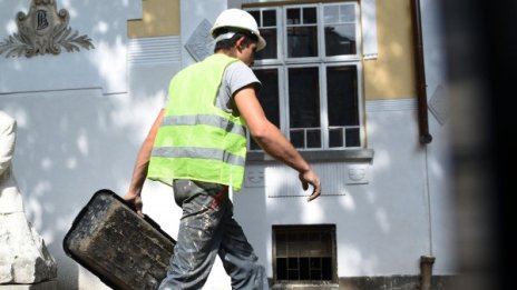 Работиш на 50 км от дома – държавата ти плаща наем, ток...