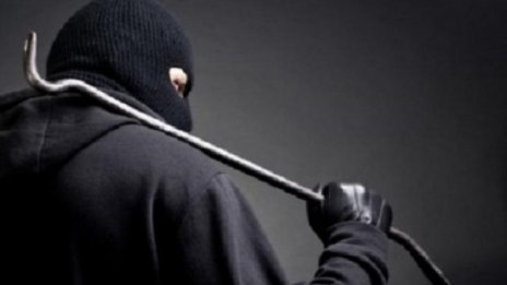 Маскирани и с тръби помляха 35-годишен в "Люлин"