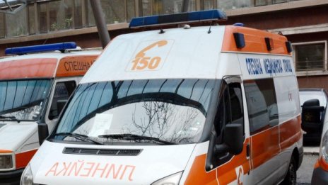 Хеликоптер кацна аварийно на метри от пътя за Гърция