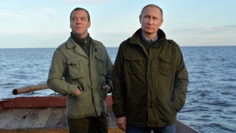 Путин и Медведев заедно на чист въздух и разговор с рибари