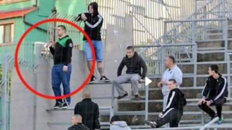 Футболен батка vs. журналистка - бой, ритници… 