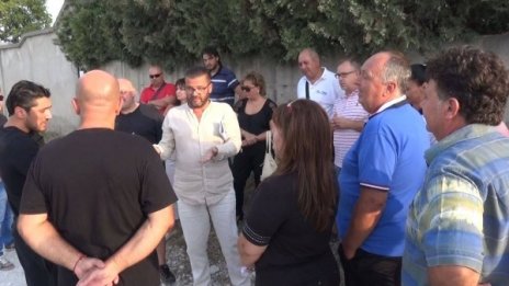 Белащица на протест срещу шума от резиденцията на д-р Енчев