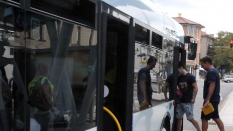 Подарък за 15-и – деца и родители без пари в рейсовете 