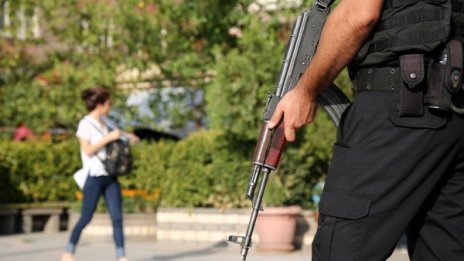 Задържаха четирима в Турция заради подготвяни нападения срещу посолства