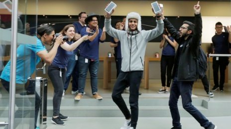 Нов iPhone и пак тълпи пред магазините на Apple