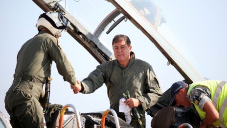 Ненчев се качи на МиГ, благодари за "ер полисинг"-а