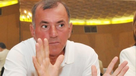 С пистолети, с шапки... мъже нахлуха в дома на Стоян Александров