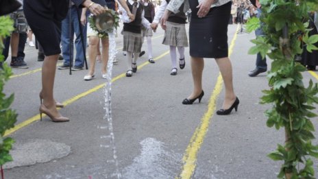 Пернишко школо осъмна със свастики и расистки призиви