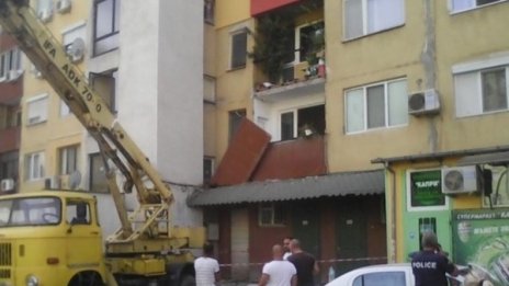 Парапет на тераса падна и затисна крака на мъж