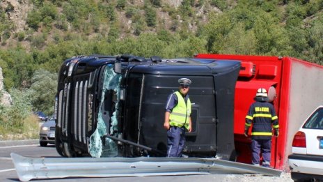 Кола срещу камион: Тежък сблъсък в Кресненското дефиле