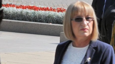 Цецка Цачева счупи крак, хваща патериците