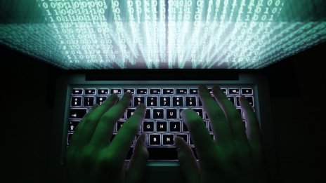 Непоискан SMS, подарен смартфон – оръдие за проследяване