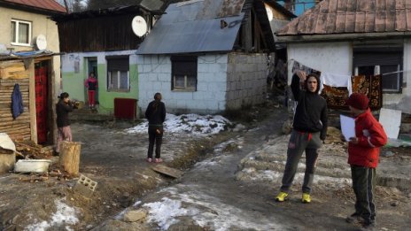 Отчаяни български роми в поход към... САЩ