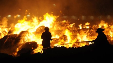 Огромен пожар горя в Москва, 8 пожарникари загинаха