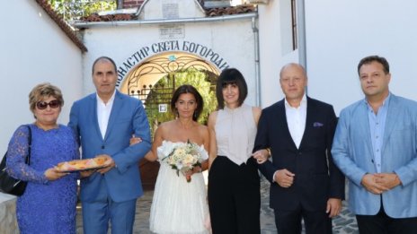 Яж, куме, пий! Цветанов отдъхна от изборите, стана кум в Арбанаси