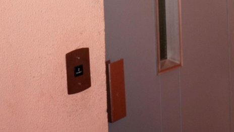 Асансьор падна в блок в София, петима са пострадали