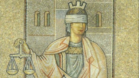 Затвор за жена, развяла гръд през баничарница в Русе