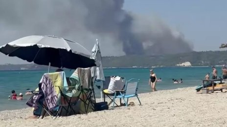 Пожари достигнаха плажовете на Хърватия