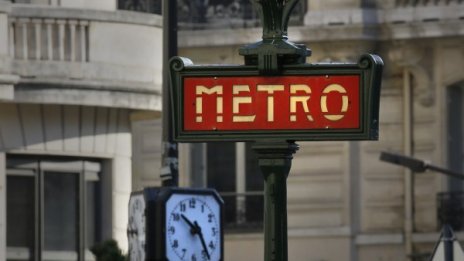 Франция пуска цивилни с оръжие в метрото и влаковете