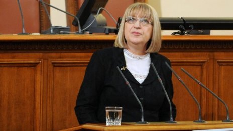 Говори политологът: Цачева – най-логичната кандидатура