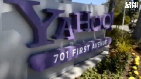Yahoo рови в имейли на клиентите си