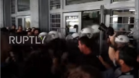 Бой между полиция и протестиращи в Гърция