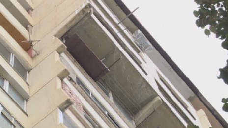 Съседка остави вход без топла вода, наводни 7 етажа