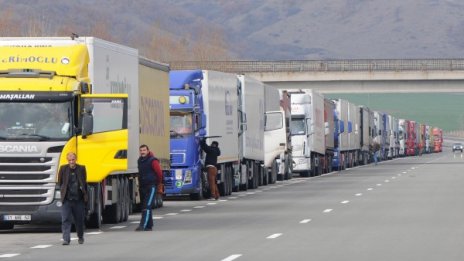 Чакането на границите вбеси превозвачите, готвят протести 
