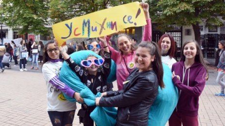 В деня на усмивката: Младежи "продадоха" хейтърите