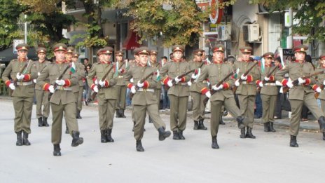 За 6 месеца: Бум на пенсионирани полицаи и военни