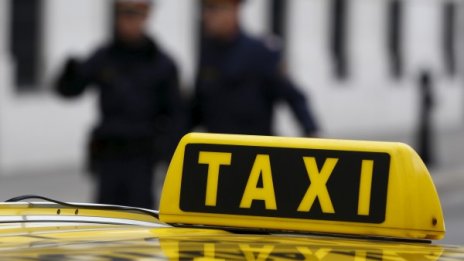"Дай парите!" с шило в ръка – обраха таксиджия в Бургас