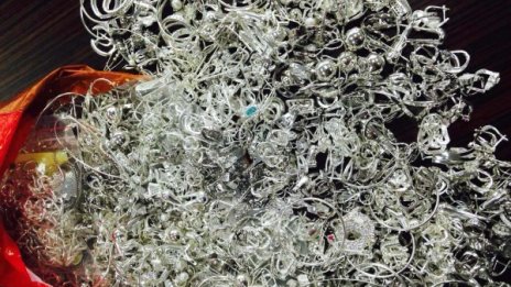 Шофьор скъта торба с бижута, взеха му ги на границата 