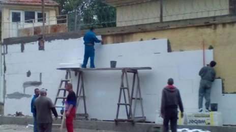 В очакване на зимата: Изолират оградата на затвора в Пловдив!