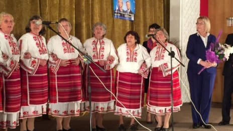 Цачева на крак при "няк'вите баби", шие им носии